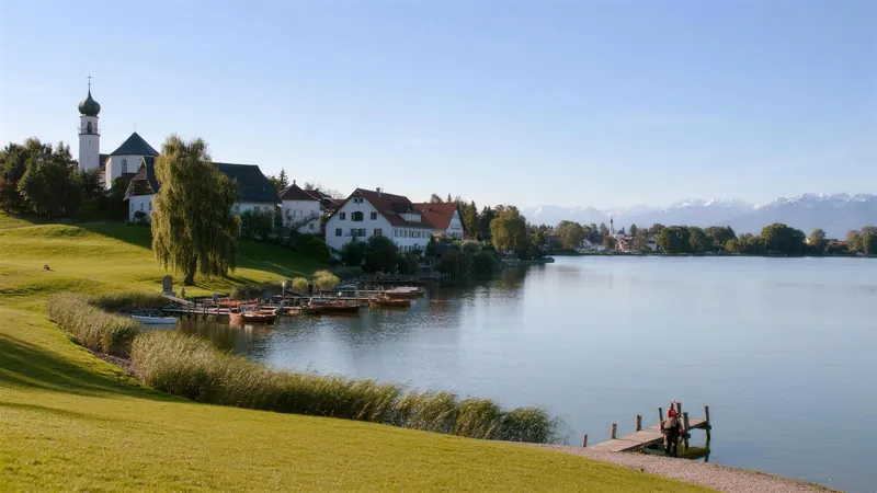 Herrsching am Ammersee mit Kirchturm, Seeufer und Alpenpanorama
