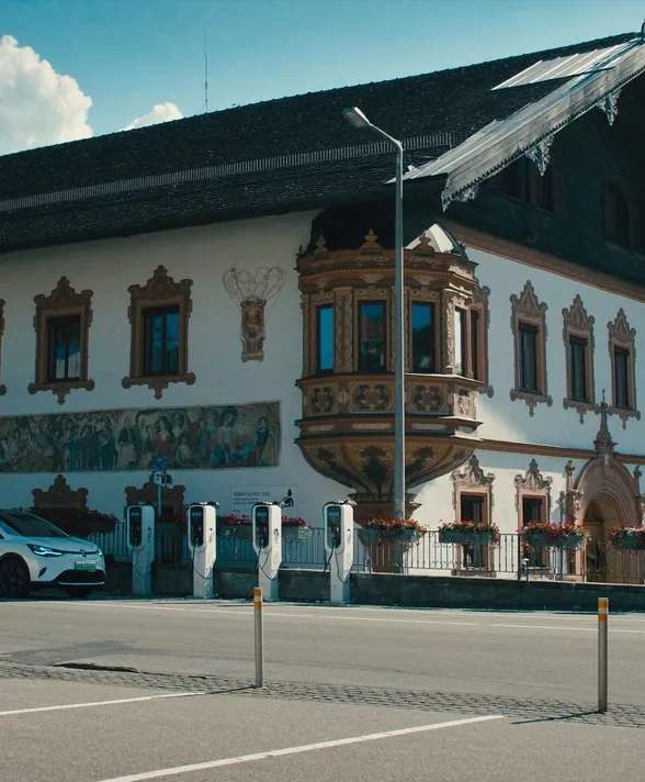 Bayerisches Rathaus mit öffentlichen Ladesäulen auf dem Marktplatz